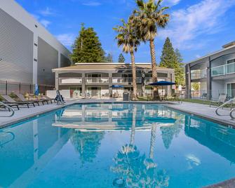 SureStay Plus Hotel by Best Western Sacramento North - Sacramento - Pool