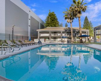 SureStay Plus by Best Western Sacramento North - Sacramento - Piscina