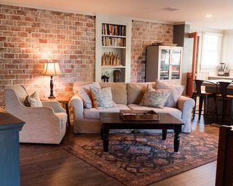 Charming 1920's House - pet friendly, 45 minutes from beach & attractions! - Sanford - Huiskamer