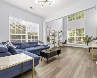 Family Retreat with Modern Comforts - Σάρλοτ - Σαλόνι