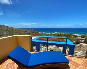 Beautiful Mexican inspired three bedroom villa overlooking The Atlantic - Spanish Town - Balcony