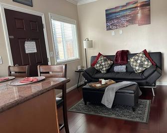 High end 1BR/1BA Attached House in the Heart of Silicon Valley, Non-Smokers only - San Jose - Wohnzimmer