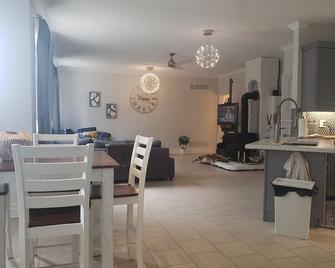 Stone Farm House - 3 bedrooms - private on 100 acres - 20 min from Casino Rama - Orillia - Dining room