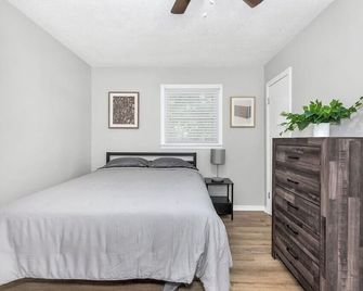 Duplex Apartment w/Office Space - Huntsville - Bedroom