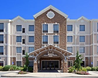 Equipped Suite Near the Airport! Fitness Center + Free Breakfast - Plainfield - Building