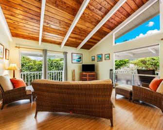 Private Hidden Retreat On North Shore Near Beach! - Hanalei - Living room