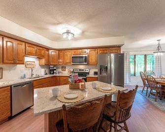 Secluded 3 Bedroom 10 Star Cabin less than 5 mins from Marion & Herrin's hub! - Marion - Kitchen