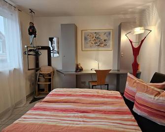 Komfortables 3-Zimmer Apartment in Schwetzingen zwischen Mannheim und Heidelberg - Schwetzingen - Schlafzimmer