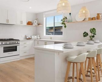 Elegant Beachside Retreat with Luxurious Amenities - Tomakin - Kitchen