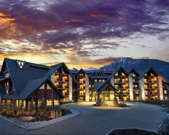 Chic Rockies Getaway - Pool & Hot Tub - King Bed - Bbq! - Canmore - Building