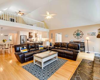 Lake Hartwell Home with Private Dock and Hot Tub! - Lavonia - Living room
