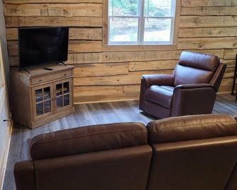 Historic Cabin in a natural setting with waterfalls and covered bridge - Cullman - Living room