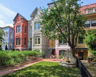 Private DC Retreat on Iconic East Capitol St - Washington, D.C. - Building