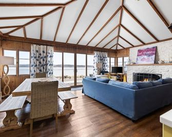 Chick Coop Summary:brR - Suttons Bay - Living room