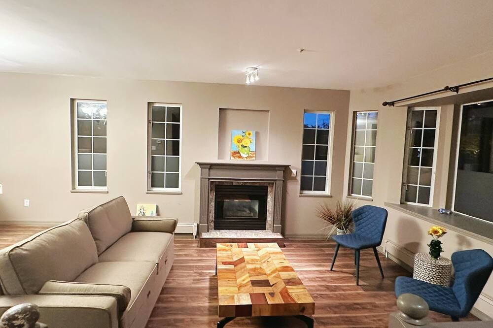 UBC trailhead villa ,beaches in10 minuteswalk,local boutique restaurant 5minutes - ונקובר - סלון