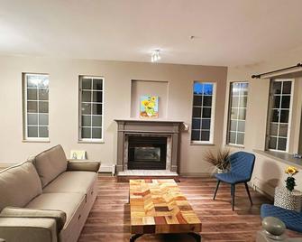UBC trailhead villa ,beaches in10 minuteswalk,local boutique restaurant 5minutes - バンクーバー - リビングルーム