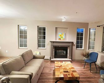 UBC trailhead villa ,beaches in10 minuteswalk,local boutique restaurant 5minutes - Vancouver - Sala de estar