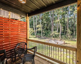 Woodside Retreat A&B:Modern Home - Scottsville - Balcón