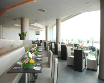 Honeyberg Resort - Turkapally - Restaurante