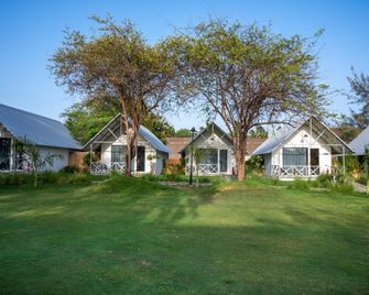 Praveg Lighthouse Beach Resort Daman - Daman - Budova