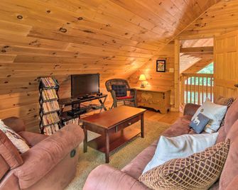 'Moonshine Manor' Cabin w/ Hot Tub, Near Lake Lure - Lake Lure - Living room