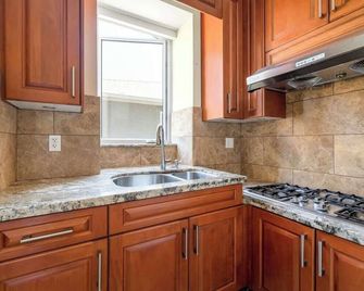 Luxury 4-Bedroom Family Home - Vancouver - Kitchen