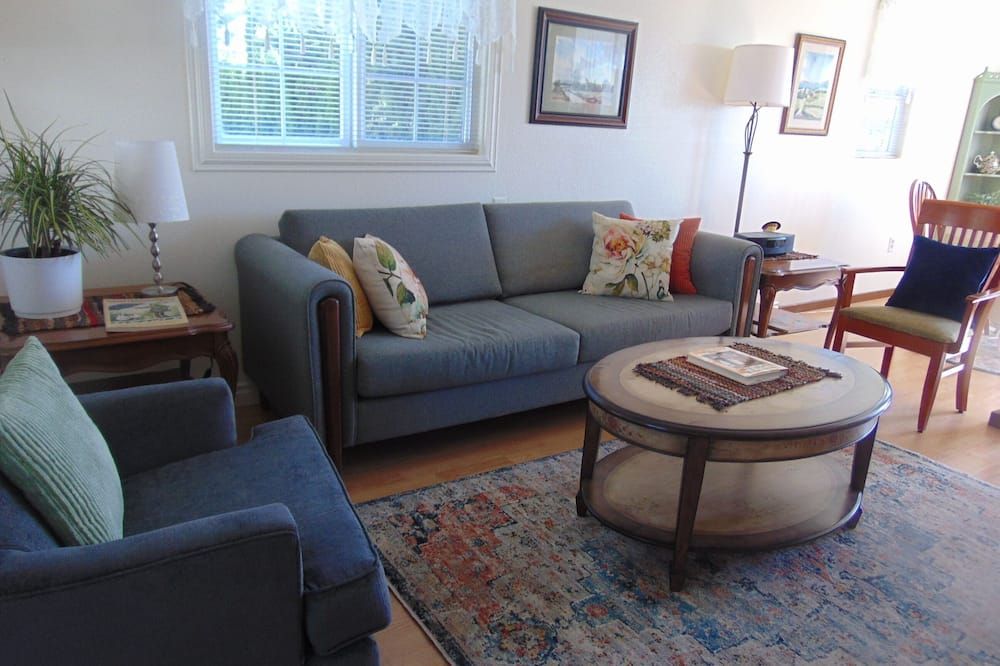Cozy Cottage on family hazelnut farm in beautiful Willamette Valley - Canby - Sala de estar
