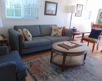 Cozy Cottage on family hazelnut farm in beautiful Willamette Valley - Canby - Sala de estar