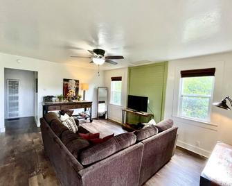 Jane's Creek Cottage ~ Affordable & Near Cal Poly Humboldt! - Arcata - Obývací pokoj