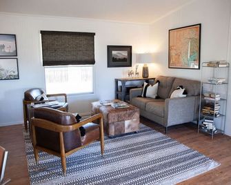The Lavender cottage in Ft. Davis, Tx., great views & one block from Main Street - Fort Davis - Living room