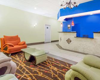 Super 8 by Wyndham Garysburg/Roanoke Rapids - Garysburg - Living room