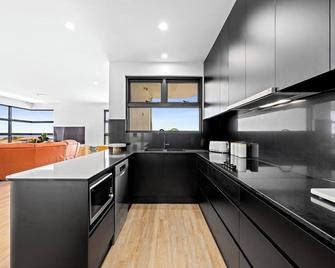 Paramount on Jarret - Paramount on Jarrett - Accessible, Panoramic Views - Coffs Harbour - Kitchen