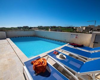 Ta' Mari is an eco-friendly duplex with private pool. Views 360 degree. - Kerċem - Piscina