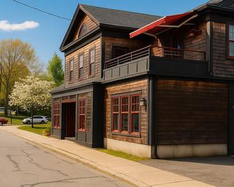 Magical Post And Beam Loft Downtown Newport! - Newport - Building