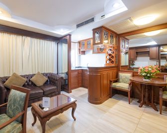The Yorkshire Hotel - Patong - Living room