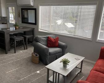 Charming 2 bedroom guesthouse in the Heart of Town - Placerville - Living room