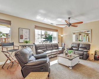 Gilroy Oasis: Spacious 5-bedroom house in charming Gilroy - Gilroy - Wohnzimmer