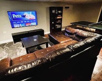 Townhome with Game Zone, Big Beds, & Smart TVs - Westmont - Pokój dzienny