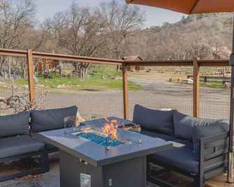 Ranch house at Coyote Creek near Murphy’s and Ironstone Vineyards - Vallecito - Innenhof