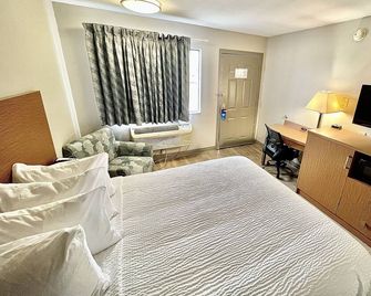 Days Inn & Suites by Wyndham Arlington Near Six Flags - Arlington - Bedroom
