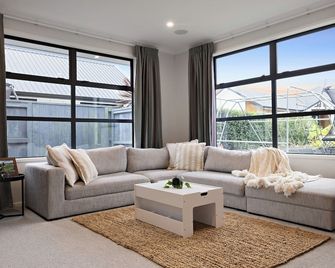 Resort style - Waterway Coastal Beach Retreat with pool & spa! - Tauranga - Stue