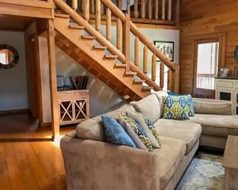 Experience Louisiana, Cabin on Bayou Petite Anse - New Iberia - Living room