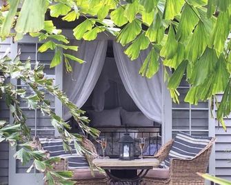 Honeysuckle Cottage - Romantic Getaway - Kumeu - Patio