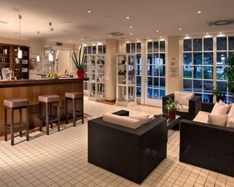 Hotel Vier Jahreszeiten Binz - בינץ - בר