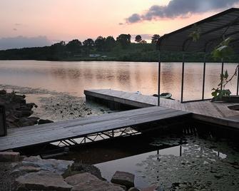 Great Views | Lakeside | Family-Friendly Barn | Reunions, Events, Retreats - Rolla - Pool
