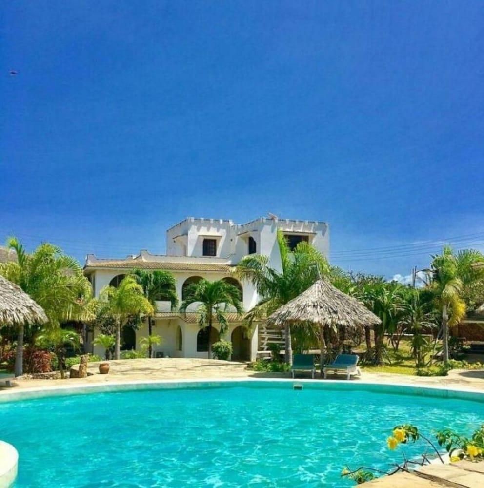 Lighthomez Villa Resort - מומבסה - בריכה