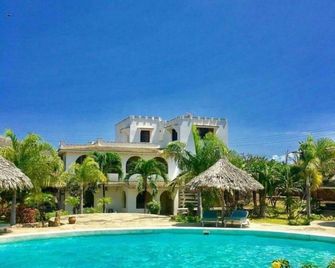 Lighthomez Villa Resort - 蒙巴薩 - 游泳池
