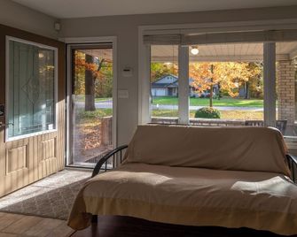 Ipperwash Escape! Steps to the best beach on Lake Huron! - Lambton Shores - Living room