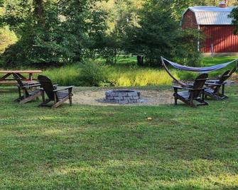 Ligonier Creekside Cabin in Laurel Highlands - Ligonier - Patio