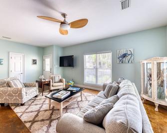 Turtle Cove Cottage \nDowntown Ocean Springs! Walk to beach and downtown shops - Ocean Springs - Living room